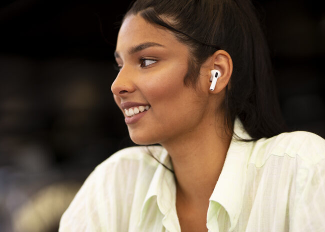 side-view-smiley-woman-wearing-earphones